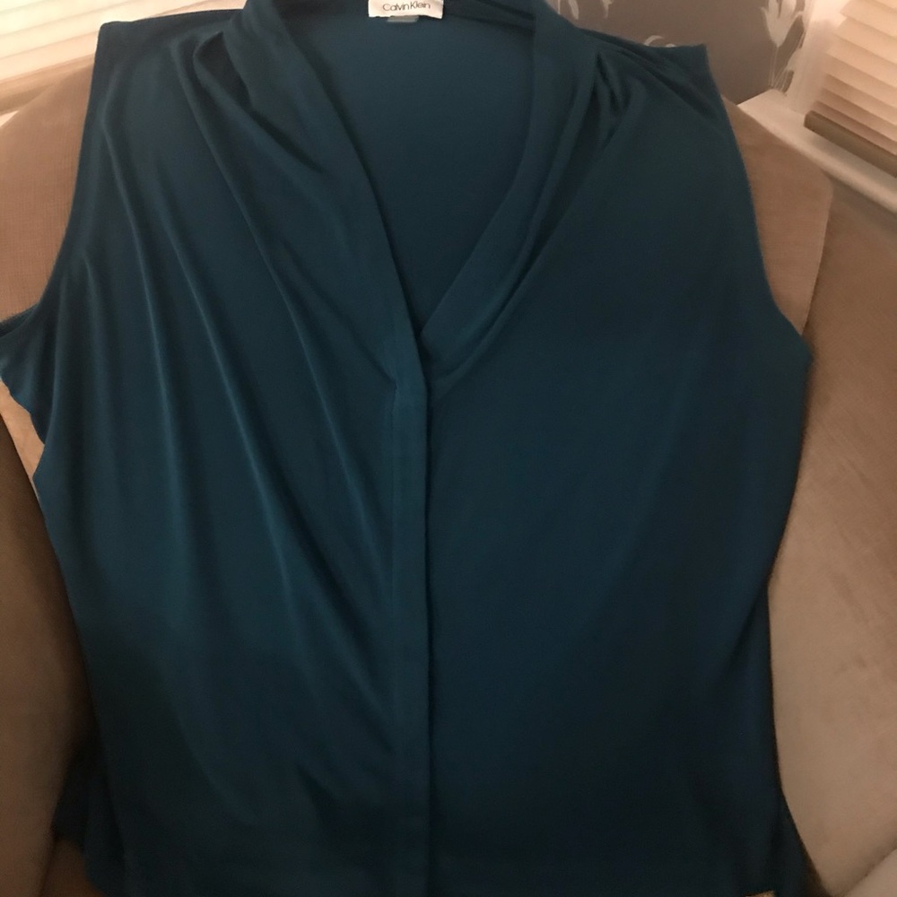Sleeveless shirt